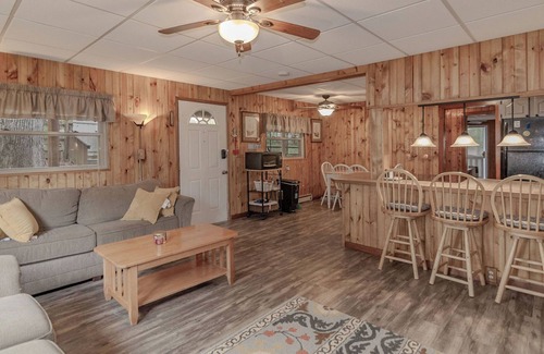Nancy Cabina | Cozy cabin with 3 bedrooms and WiFi, peaceful Nancy