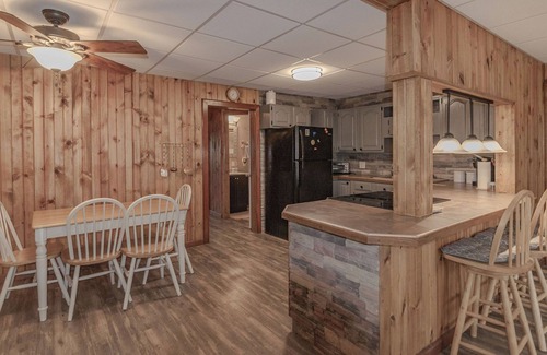 Nancy Cabina | Cozy cabin with 3 bedrooms and WiFi, peaceful Nancy