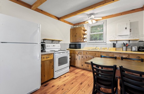 Bolton Landing Cabina | Cozy Cabin with 40ft Covered Dock on Lake George
