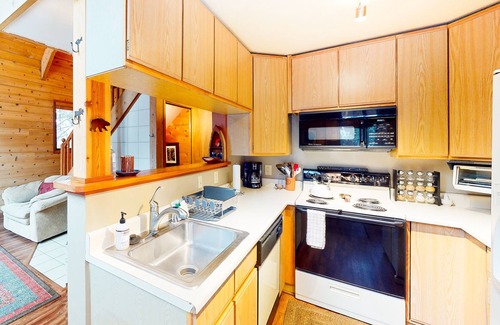 Pla-Vada Woodlands Cabina | Cozy cabin with a large deck, firepit, & gas grill - near golf and skiing