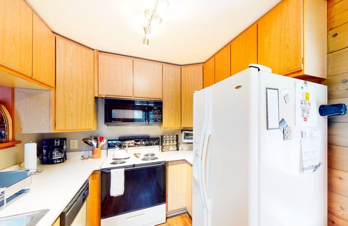 Pla-Vada Woodlands Cabina | Cozy cabin with a large deck, firepit, & gas grill - near golf and skiing