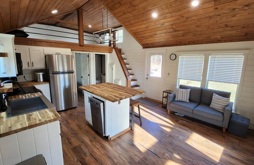 Lillington Cabina | Cozy cabin with AC and loft in charming Lillington