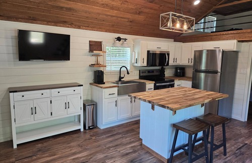 Lillington Cabina | Cozy cabin with AC and loft in charming Lillington