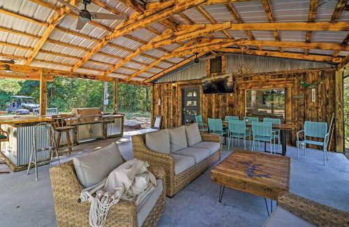 Elizabeth Casa | Cozy Cabin with Backyard Oasis 11 Mi to Marina
