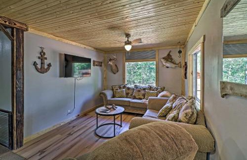 Elizabeth Casa | Cozy Cabin with Backyard Oasis 11 Mi to Marina