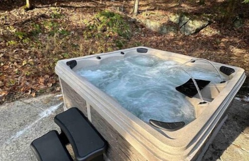 Lake Luzerne Cabina | Cozy Cabin with fire pit hot tub centrally located