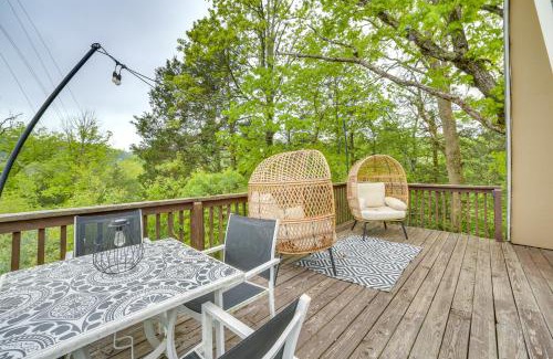 Rockaway Beach Apartamento | Cozy Cabin with Fire Pit Walk to Lake Taneycomo!