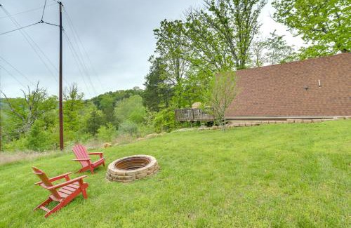 Rockaway Beach Apartamento | Cozy Cabin with Fire Pit Walk to Lake Taneycomo!