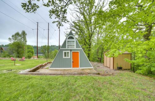 Rockaway Beach Apartamento | Cozy Cabin with Fire Pit Walk to Lake Taneycomo!