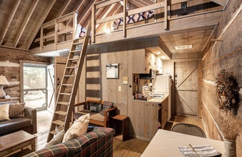 Spring Grove Cabina | Cozy Cabin with fireplace, hot tub & hiking trails