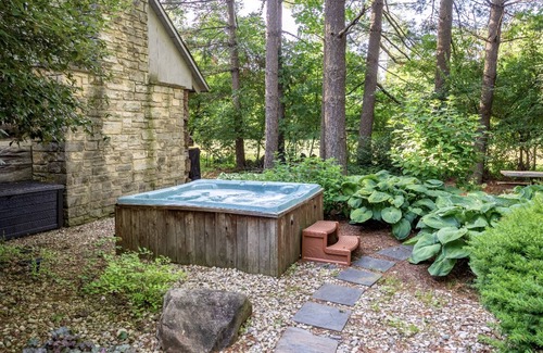 Spring Grove Cabina | Cozy Cabin with fireplace, hot tub & hiking trails