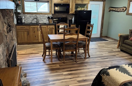 Branson Cabina | Cozy cabin with fireplace Lake Taneycomo Dock Fishing!