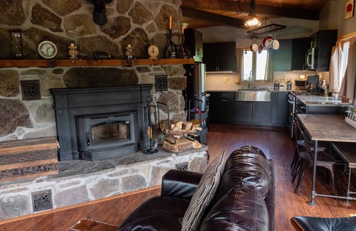 Fleischmanns Casa | Acogedora cabaña con excelentes vistas y chimenea!