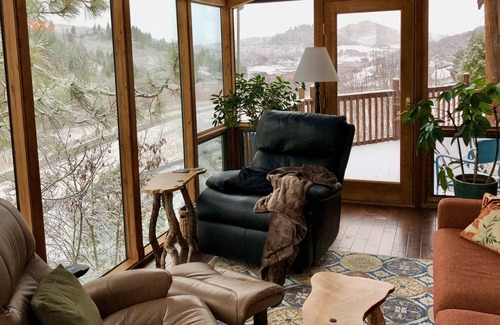 Ashland Cabina | Cozy Cabin with great views in a mountain valley by a lake.