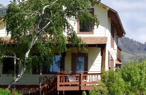 Ashland Cabina | Cozy Cabin with great views in a mountain valley by a lake.
