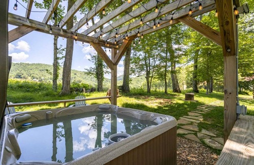 Todd Cabina | Cozy Cabin with Hot Tub and Fire Pit