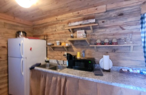Durant Cabina | Cozy cabin with hot tub just 5 minutes from casino on 36 acres