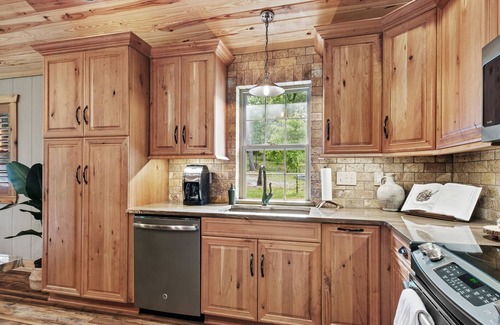 Rogers Cabina | Cozy cabin with hot tub, alfresco dining, & firepit - close to Beaver Lake