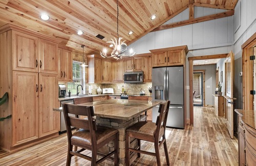 Rogers Cabina | Cozy cabin with hot tub, alfresco dining, & firepit - close to Beaver Lake