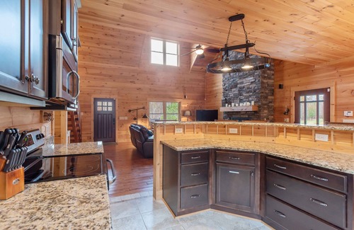 Granville County Cabina | Cozy cabin with indoor fireplace