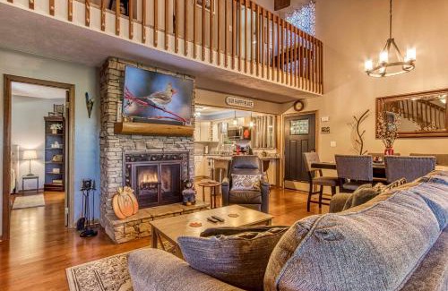 Gatlinburg Casa | Cozy Cabin with Mountain Views Near SkyLift Park!