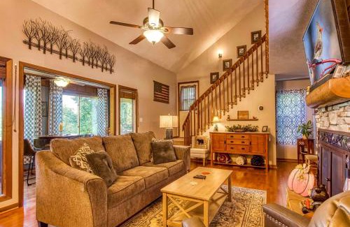 Gatlinburg Casa | Cozy Cabin with Mountain Views Near SkyLift Park!