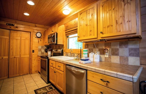 Vilas Cabina | 2BR / 2BA acogedora cabaña de troncos con bañera de hidromasaje, pozo de fuego, vistas pastorales, cerca de Boone, cubierta cubierta, vistas desde los dormitorios