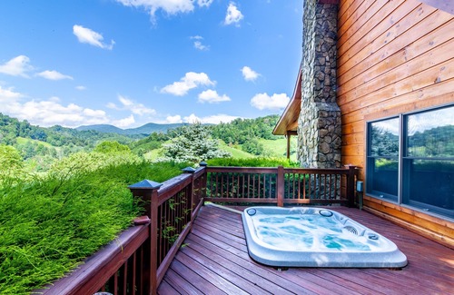 Vilas Cabina | 2BR / 2BA acogedora cabaña de troncos con bañera de hidromasaje, pozo de fuego, vistas pastorales, cerca de Boone, cubierta cubierta, vistas desde los dormitorios
