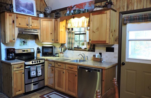 Robbinsville Cabina | Available August 14-17, 2025, near Fontana Village, paved access & wi-fi