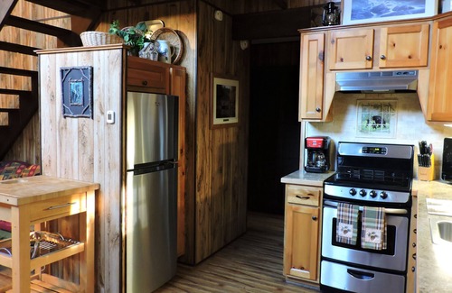 Robbinsville Cabina | Available August 14-17, 2025, near Fontana Village, paved access & wi-fi