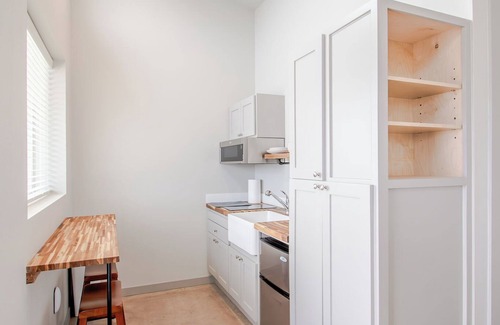 Uhland Cabina | Cozy cabin with queen bed, full kitchen, and refreshing walk-in shower.