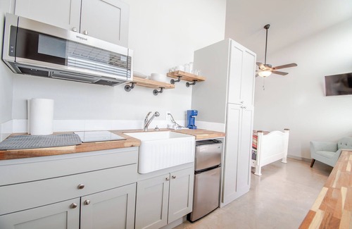 Uhland Cabina | Cozy cabin with queen bed, full kitchen, and refreshing walk-in shower.