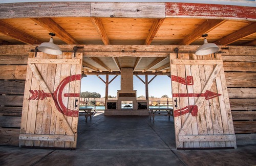 Uhland Cabina | Cozy cabin with queen bed, full kitchen, and refreshing walk-in shower.
