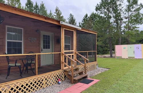 Clarendon Cabina | Cozy Cabin With Screened in Porch and Pond View
