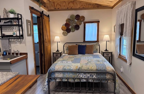Clarendon Cabina | Cozy Cabin With Screened in Porch and Pond View