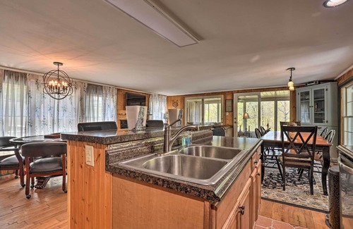High View Cabina | Cozy Cabin with Sunroom & Cacapon River Access!