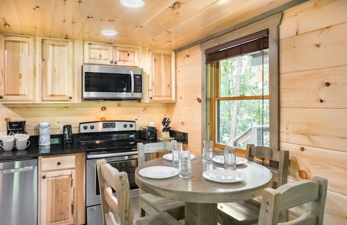 Pittman Center Cabina | Cozy cabin with views, hot tub, fireplace & serenity.