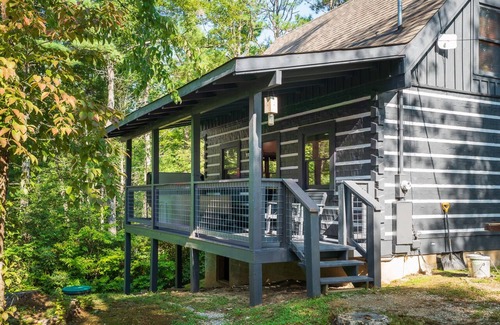Pittman Center Cabina | Cozy cabin with views, hot tub, fireplace & serenity.