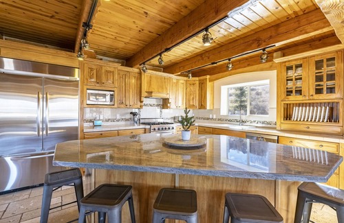 Ogden Cabina | Cozy Cabin with Views, Four King Beds & Hot Tub!