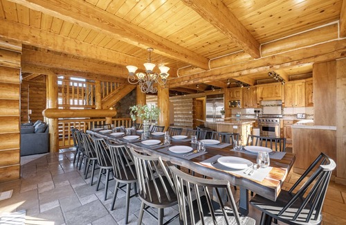 Ogden Cabina | Cozy Cabin with Views, Four King Beds & Hot Tub!
