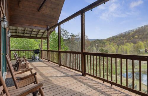 Gatlinburg - Pigeon Forge Casa | Cozy Cabin with views, hot tub, fishing pond, and game room