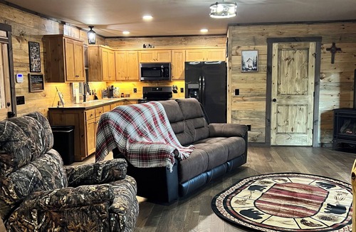 State Road Cabina | Cozy cabin with WiFi, gas logs, AC, and big window to watch wildlife in State Rd