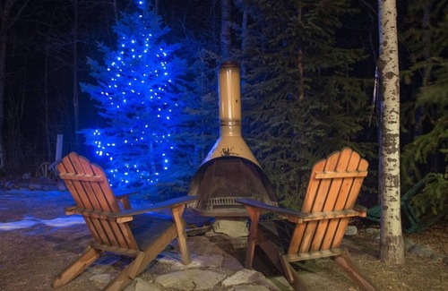 Beaver Mines Cabina | Cozy cabins that sleep 6 w/ hot tub close to Castle Mountain!