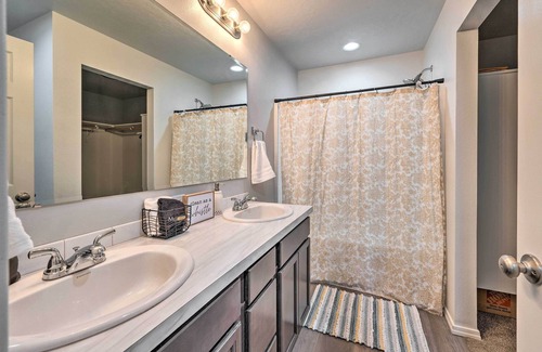 Caldwell Casa | Cozy Caldwell Abode w/ Hot Tub ~ 3 Mi to Dtwn