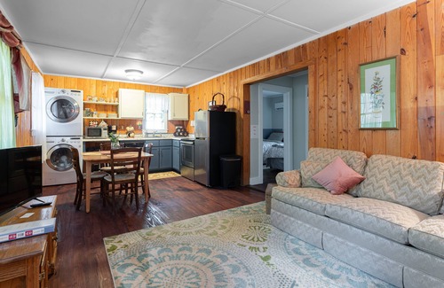 Hendersonville Cabaña | Cozy Caldwell Cottage