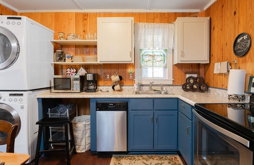Hendersonville Cabaña | Cozy Caldwell Cottage