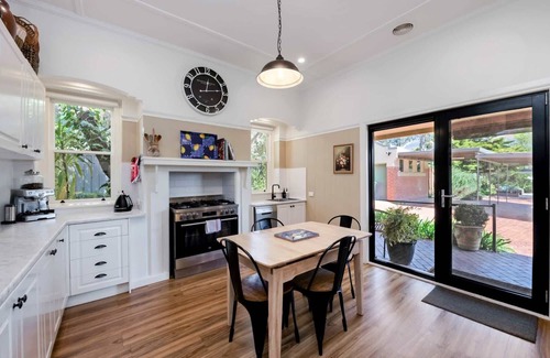 Kennington Casa | Cozy Californian Bungalow, Bendigo