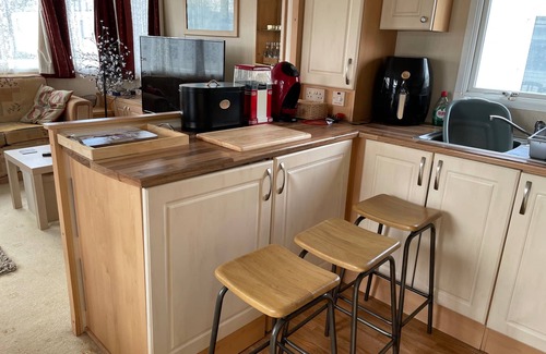 Camber Cabina | Cozy Camber Caravan 3 bedroom Retreat with decking