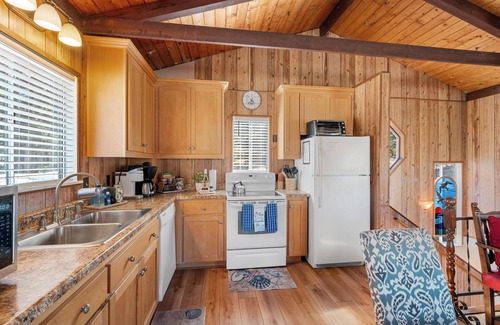 Lodge Hill Casa | Cozy Cambria Cottage/Firepit/EVCharger/Beach Vibe/King Bed