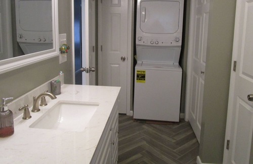 Queensbury Cabina | Cozy Camp on the Lake! Lake Sunnyside in the Adirondacks.